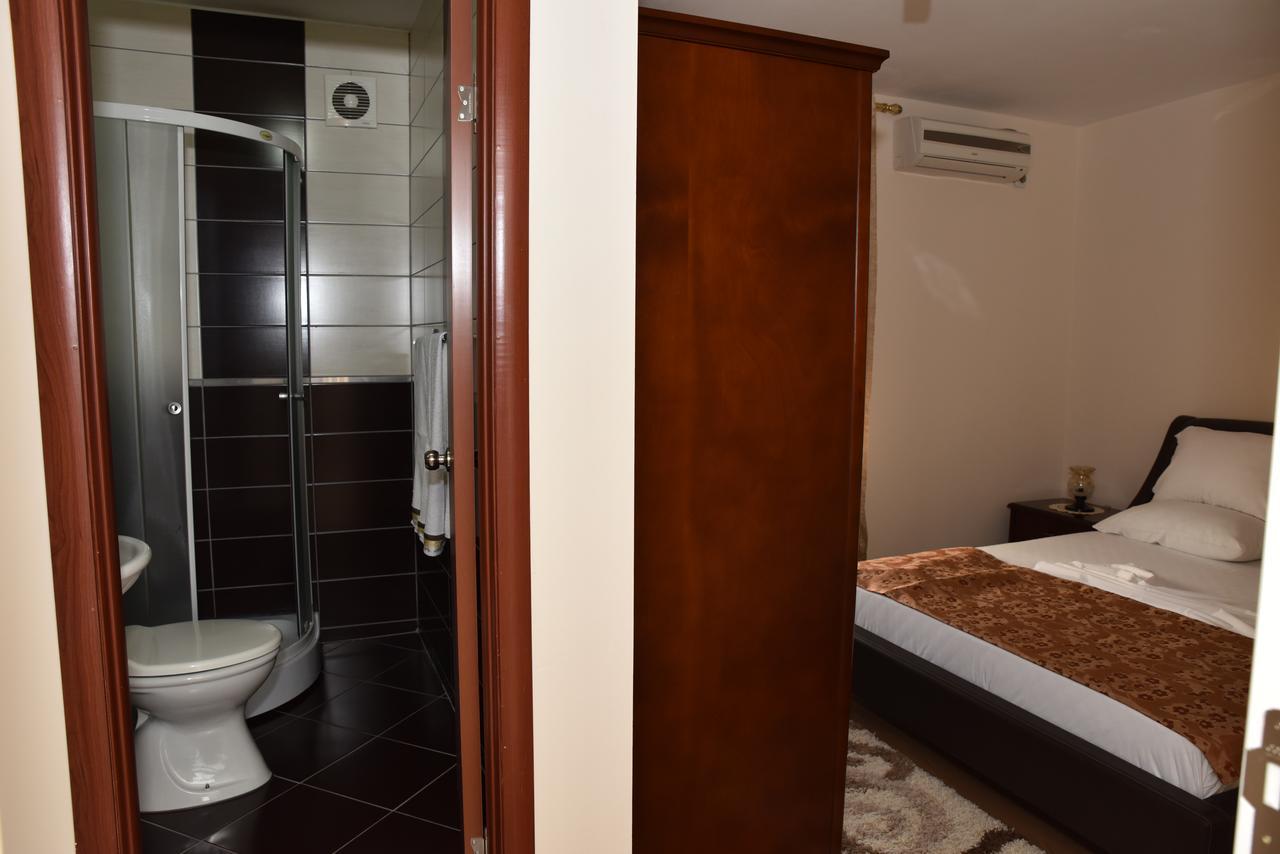 Guest House Evropa Улцинь Екстер'єр фото